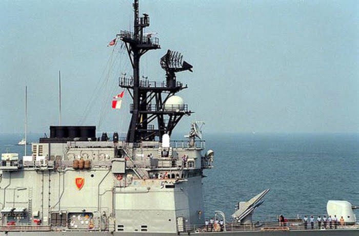 The ship's electronic system includes SPS-48E air reconnaissance radar; SPS-55 surface reconnaissance radar; SPG-60 and SPQ-9A fire control radar; SQS-53 hydrodynamic positioning system; AN / SLQ-32 electronic warfare system and Mark 36 SRBOC bait launch system.