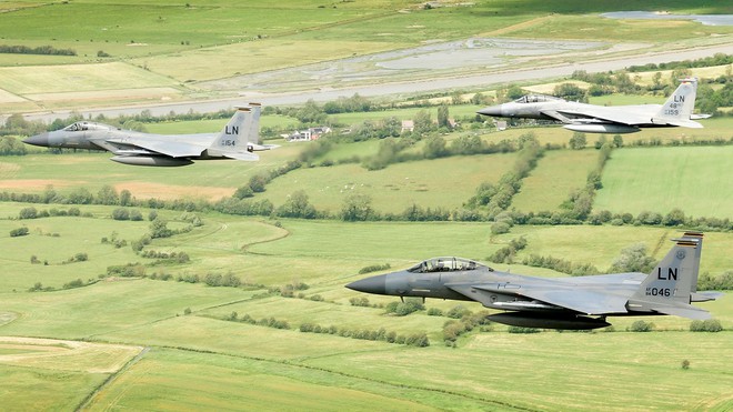 F-15 fighter jets of the US Air Force's 48th squadron participated in training on the morning of June 15.