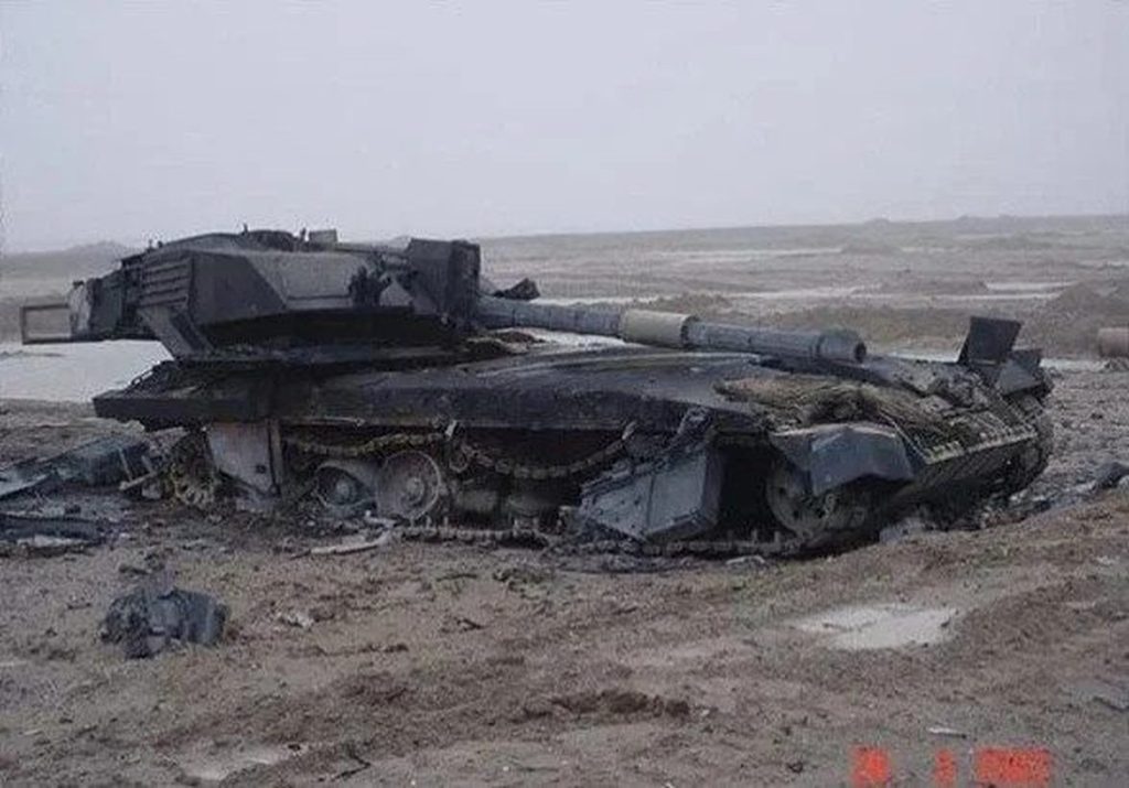 Уничтоженный челленджер. Challenger 2 подбитый. Танк Челленджер 2 в Ираке в 2003. Леопард 2а6 подбитый. Челленджер 2 танк в Ираке.